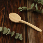 El yapımı şimşir ahşap kaşık oyma taslağı